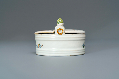 Een polychrome Brussels aardewerken botervloot met decor '&agrave; la haie fleurie', 18e eeuw